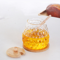 Stoples Madu Kaca Motif Sarang Lebah dengan Tutup Bambu dan Sendok Kayu untuk Madu/Sirup Dapur