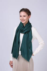 ผ้าพันคอสั่งทำแบรนด์ส่วนตัว (OEM) สั่งซื้อจำนวนมาก ผ้าพันคอสีพื้น ผ้าขนสัตว์ 100% ทอแบบยูนิเซ็กซ์ ผ้าพันคอขนแกะเมอริโนสำหรับฤดูหนาว เหมาะสำหรับใช้ในชีวิตประจำวันและกิจกรรมกลางแจ้ง - Product Image 2