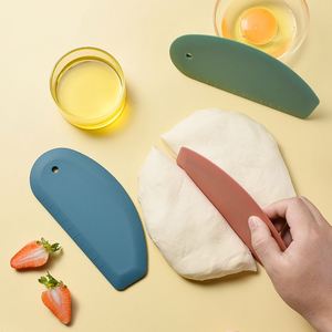 Grattoir à bol flexible personnalisé pour la pâtisserie, le pain au levain, les gâteaux, et les surfaces de travail – Grattoirs de cuisine polyvalents - Product Image 1