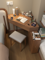 Table de maquillage d'angle en bois massif de style nordique, petite coiffeuse intégrée avec miroir triangulaire rabattable pour chambre à coucher SZT020
