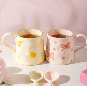 Mug en céramique irrégulier façonné à la main avec motif de dessin animé mignon, compatible micro-ondes, pour café et thé, idéal pour les cadeaux d'affaires - Product Image 4