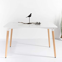 Table de salle à manger moderne en promotion avec plateau en MDF et pieds en bois massif, installation facile, options 4/6/8 personnes