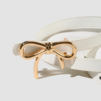 Ceinture fine blanche personnalisable pour femme, avec fermoir nœud ajouré doré ; Parfaite pour porter avec des jeans, des jupes et des robes