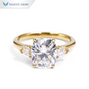 Tianyu Gems Bagues en or 14 carats personnalisées Coussins Moissanite Bague en diamant à trois pierres Fiançailles - Product Image 1