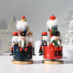 SW-285 Main <span class=keywords><strong>En</strong></span> <span class=keywords><strong>Bois</strong></span> <span class=keywords><strong>Casse</strong></span>-<span class=keywords><strong>Noisette</strong></span> De Noël Décorations Soldat Figure Wind Up Clockwork Boîte à Musique De Noël - Product Image 4