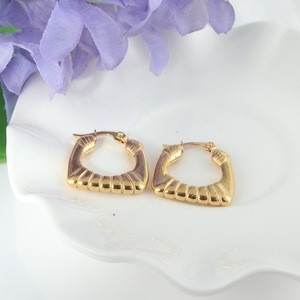 Boucles d'oreilles créoles yunnique en or 18 carats, design géométrique texturé en forme de U - Product Image 4