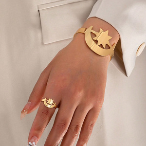 Juego de 2 brazaletes y anillos con forma de estrella y luna de Metal dorado para mujer, joyería de estilo occidental, regalos de verano e invierno para fiesta - Product Image 1