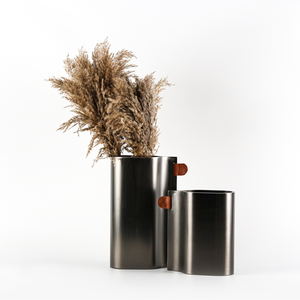 Ensemble de fleurs à une oreille en titane noir galvanisé Grands petits vases en métal Plateau en cuir Pot à <span class=keywords><strong>vin</strong></span> Vase de table en <span class=keywords><strong>verre</strong></span> à <span class=keywords><strong>vin</strong></span> - Product Image 2