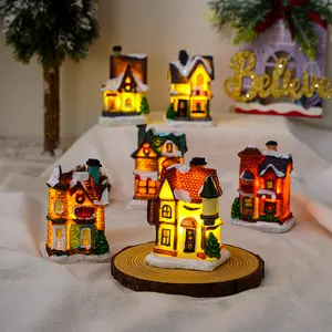 उच्च गुणवत्ता पाली राल एलईडी सांता दुकान सजावट मिनी गांव घर फाइबर ऑप्टिक क्रिसमस के लिए एलईडी क्रिसमस घर सजावट