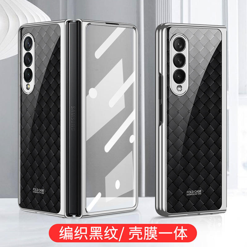 L'argent est tissé avec des motifs noirs