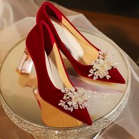 Escarpins en velours bordeaux pour femme, à bout pointu, avec boucle fleurie en cristal, talons hauts épais et talon métallique, chaussures de mariage