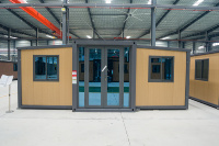Conteneur modulaire extensible gris de 20 pieds avec cadre en bois clair, certifié CE, pour unité de glamping, dortoir de travailleurs, lodge