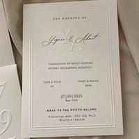 Carte d'invitation de mariage personnalisée, blanche, avec lettrage en relief, impression typographique, papier offset, nœud en soie, élégante et luxueuse, avec enveloppe.