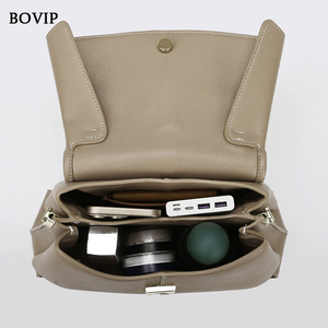 Bolso T-62 Minimalista de Cuero Suave, Estilo Satchel Trio, Versátil, con Asa Superior y Correa Cruzada, en <span class=keywords><strong>Tonos</strong></span> Neutros, para el Día a Día y Salidas Informales - Product Image 3