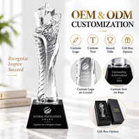 Gravure de texte personnalisée sur un trophée en cristal de qualité supérieure pour récompense d'entreprise