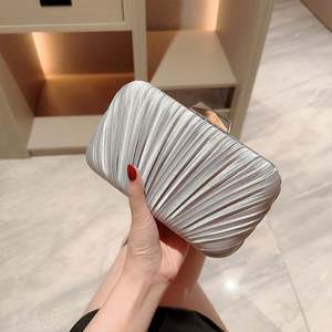 新しいデザインのシンプルなアプリコットプリーツサテンバンケットクラッチバッグ、プロムドレス、イブニングバッグ（女性用） - Product Image 4