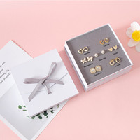 Boîte d'emballage personnalisée pour boucles d'oreilles avec logo A1, étui carré blanc, insert de présentation hebdomadaire gris, ruban en satin et emballage cadeau