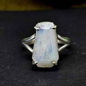 Arc-en-ciel Moonstone Coffin Prong Ring Bague en argent sterling 925 faite à la main Belle pierre précieuse Cadeau pour elle pour les fêtes - Product Image 3