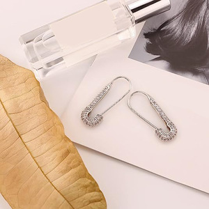 Orecchini a Graffetta con Spilla di Sicurezza per Donne, Design Unico e Alla Moda con Micro Pavé, Gioielli per Orecchie - Product Image 4