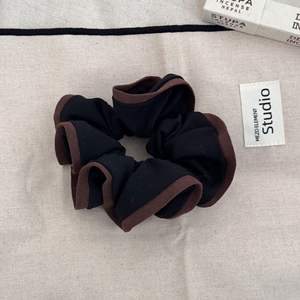 ยางรัดผมสีดำขอบเห็ด ขนาด 14 ซม. แบบเรียบ สำหรับผู้หญิง - Product Image 5