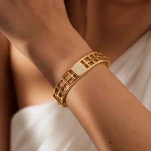 Nova Pulseira Feminina de Luxo em Aço Inoxidável Banhado a Ouro <span class=keywords><strong>18K</strong></span>, Joia Saudita Personalizada para Atacado, com Designs Vazados, Zircônia e Resistente à Oxidação - Product Image 3