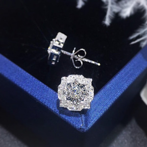Orecchini a Perno con Cristalli a Forma di Fiore per Donne, Accessori Floreali Minimalisti e Dolci per Uso Quotidiano - Product Image 1