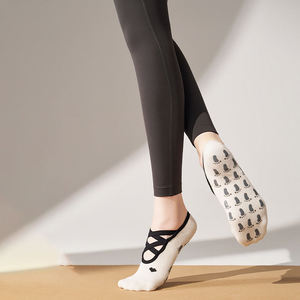 Chaussettes de yoga antidérapantes personnalisées pour femmes avec logo – Chaussettes de barre et de Pilates antidérapantes avec sangles – Vente directe usine - Product Image 3