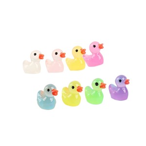 Venta al por mayor Mini patito de resina lindo que brilla en la oscuridad encanto decorativo artesanía - Product Image 1