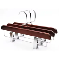 Porte-manteau pour vêtements bon marché Cintre en bois pour enfants avec clip Cintre de luxe