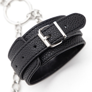 Esposas de cadena de cuero negro con cadena y hebilla de metal para bondage y sujeción, uso adulto. - Product Image 3