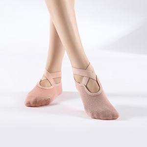 Calcetines de fitness antideslizantes para mujer al por mayor, de algodón grueso para otoño e invierno, con logo tejido - Product Image 2