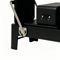 Reformer Pilates en chêne noir finition commerciale, barre de pieds réglable sur 7 niveaux, accessoires complets pour studio de gym