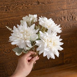Bouquet de dahlias artificiels CallaFloral blanc en polyester pour décoration intérieure de mariage - Product Image 1