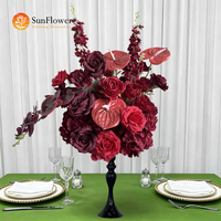 Centre de table artificiel bordeaux, Composition florale vintage pour mariage, Décoration florale artificielle pour table de réception extérieure