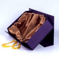 Boîte cadeau pliable élégante personnalisée en violet mat avec logo UV, ruban jaune, poignée, emballage en papier pour vêtements et sacs à main