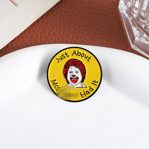 Épinglette en émail clown jaune avec citation « Just About Had It » en alliage - Product Image 2