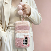 Étui de téléphone en peluche doux et mignon aux couleurs pastel avec blocs de couleur pour Galaxy S26 Ultra S25 A56, avec lanière de poignet en pompon moelleux et coque de protection pliable