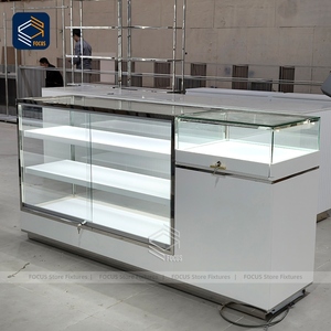 Maßgefertigte Glasvitrine für Einzelhandelsgeschäfte mit weißem Holzsockel, LED-Beleuchtung und vollständigem Sichtfeld – Kommerzielle Ausstellungsvitrine - Product Image 1