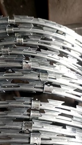 ลวดหนามเหล็กชุบสังกะสีคุณภาพสูง CBT-65 แบบม้วน ชนิดครอสเรเซอร์ - Product Image 3