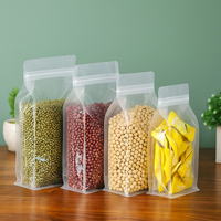Sacs refermables à fond plat transparents et résistants à l'humidité pour l'emballage des aliments pour animaux de compagnie avec options d'impression personnalisées