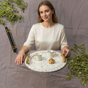 Plateau de service rond LORD en nacre incrustée avec poignées en laiton, plat décoratif pour présentation sur table, provenant de l'Uttar Pradesh - Product Image 4