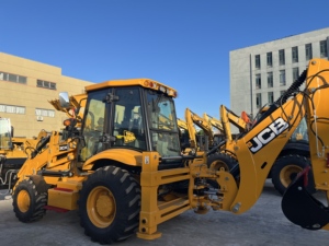 Chargeuse-pelleteuse JCB 3CX neuve en stock, ligne auxiliaire de marteau préinstallée, siège à suspension confortable, expédition immédiate. - Product Image 1