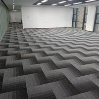 Dalles de moquette commerciales en boucle tuftée en polypropylène pour bureaux