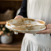 Assiette vintage artisanale en céramique givrée à trois pieds, émaillée au four, irrégulière, pour salade et dessert, idéale pour les fêtes, compatible micro-ondes, vaisselle unique