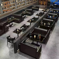 Ensemble de meubles modernes et durables pour café, restaurant, salon de thé : canapés en cuir véritable marron et tables et chaises carrées en marbre