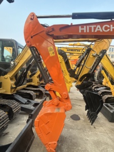 Mini-excavatrice sur chenilles Hitachi ZX55 d'occasion, d'origine japonaise, pour travaux de terrassement de petite envergure. - Product Image 6