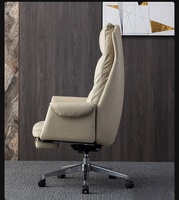 Chaise de bureau en cuir beige au design moderne avec dossier haut et repose-pieds ergonomique et réglable pour les lombaires
