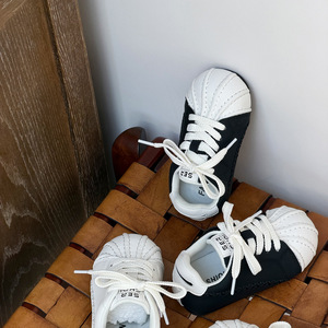 <span class=keywords><strong>Botas</strong></span> <span class=keywords><strong>de</strong></span> tobillo <span class=keywords><strong>blancas</strong></span> retro con puntera <span class=keywords><strong>de</strong></span> concha para niños y <span class=keywords><strong>niñas</strong></span>, estilo primavera 2026, diseño feo-adorable, casuales, con suela <span class=keywords><strong>de</strong></span> goma para skate. - Product Image 2