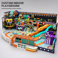 Équipement de terrain de jeu intérieur pour enfants avec piscine à balles sur le thème du carnaval, toboggan triple tube, carrousel, zone de jeux et structure d'escalade