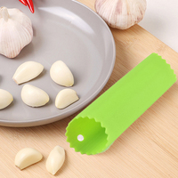 Offre Spéciale Gadgets et outils de cuisine utiles Tube d'épluchage à rouleau facile accessoires de cuisine souples Presse-ail en silicone Éplucheur/hachoir